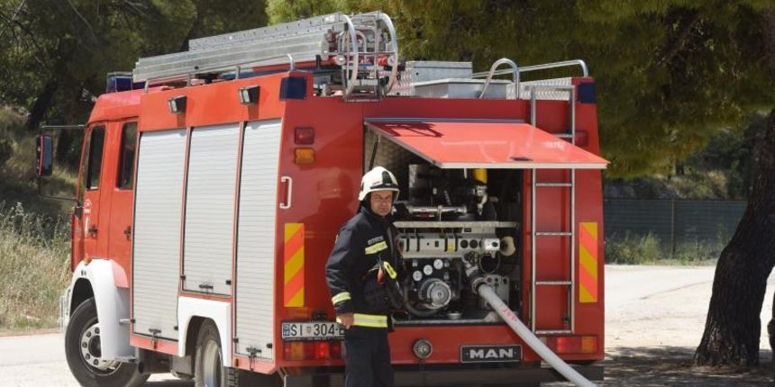 U okolici Sibenika organizirana vjezba svih hitnih sluzbi s podrucja Sibensko-kninske zupanije. U vjezbi su sudjelovali Hitna Pomoc, Policija, Vatrogasci, Lucka Kapetanija, Pomorska policija. Vjezba je organizirana kao pozar na bezniskoj pumpi za brodove