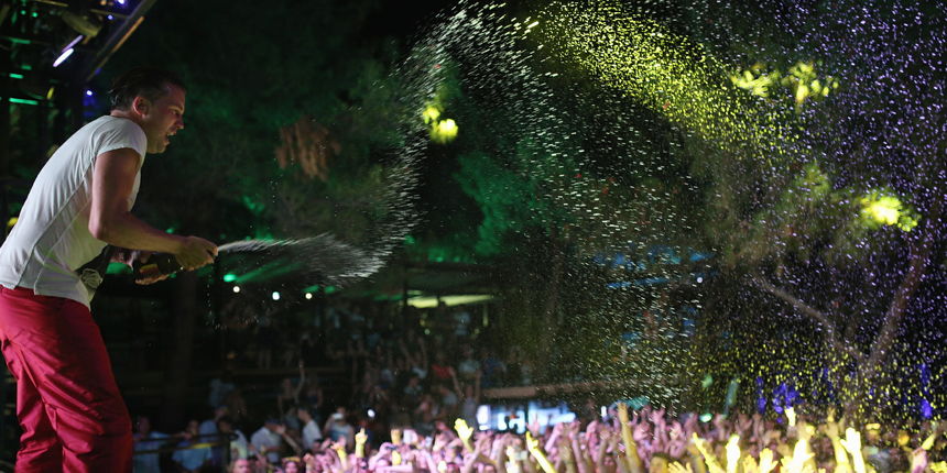 Pravi zabavljač DJ Antoine oduševio prepun klub Kalypso na Zrću, Fotograf: Bruno Zlomislić Pravi zabavljač DJ Antoine oduševio prepun klub Kalypso na Zrću, Fotograf: Bruno Zlomislić
