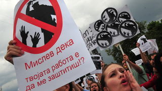 Skopje, 080611.
Veceras je u Skopju odrzan prosvjed protiv policijskog nasilja. Povod je ubojstvo 22-godisnjeg Martina Neshkovskog kojeg je u nedjelju navecer na trgu kada se slavila pobjeda nakon izbora, do smrti pretukao Igor Spasov, pripadnik makedons Skopje, 080611.
Veceras je u Skopju odrzan prosvjed protiv policijskog nasilja. Povod je ubojstvo 22-godisnjeg Martina Neshkovskog kojeg je u nedjelju navecer na trgu kada se slavila pobjeda nakon izbora, do smrti pretukao Igor Spasov, pripadnik makedons