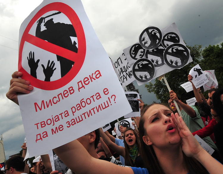 Skopje, 080611.
Veceras je u Skopju odrzan prosvjed protiv policijskog nasilja. Povod je ubojstvo 22-godisnjeg Martina Neshkovskog kojeg je u nedjelju navecer na trgu kada se slavila pobjeda nakon izbora, do smrti pretukao Igor Spasov, pripadnik makedons Skopje, 080611.
Veceras je u Skopju odrzan prosvjed protiv policijskog nasilja. Povod je ubojstvo 22-godisnjeg Martina Neshkovskog kojeg je u nedjelju navecer na trgu kada se slavila pobjeda nakon izbora, do smrti pretukao Igor Spasov, pripadnik makedons