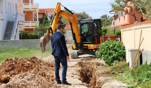 Vir: Radovi na postavljanju javne rasvjete i asfaltiranju prometnica