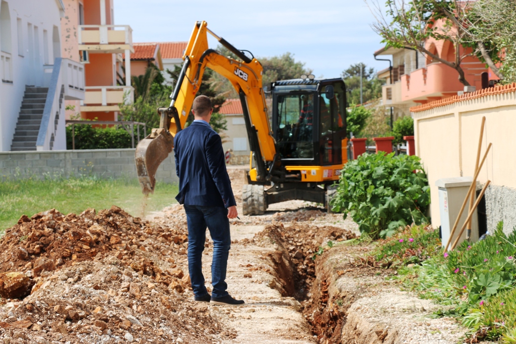Vir: Radovi na postavljanju javne rasvjete i asfaltiranju prometnica Vir: Radovi na postavljanju javne rasvjete i asfaltiranju prometnica