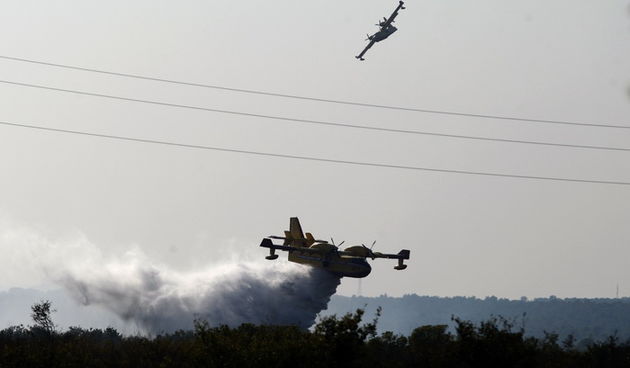Smokovic, 210911.
Pozar u trokutu izmedju Zemunika, Smokovica i Crnog. Pozar iz zraka gase cetiri kanadera te jedan air-tractor. Gori trava i visoko raslinje, malo borova i malo mlade hrastove sume. 
Foto: Jure Miskovic / CROPIX