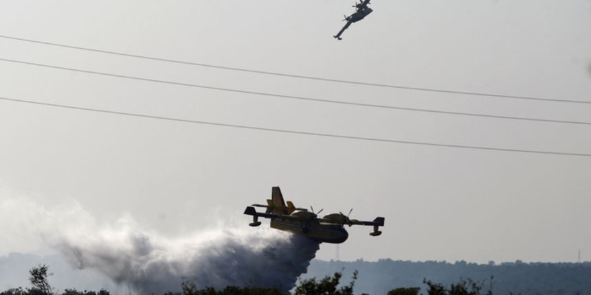 Smokovic, 210911.
Pozar u trokutu izmedju Zemunika, Smokovica i Crnog. Pozar iz zraka gase cetiri kanadera te jedan air-tractor. Gori trava i visoko raslinje, malo borova i malo mlade hrastove sume.
Foto: Jure Miskovic / CROPIX Smokovic, 210911.
Pozar u trokutu izmedju Zemunika, Smokovica i Crnog. Pozar iz zraka gase cetiri kanadera te jedan air-tractor. Gori trava i visoko raslinje, malo borova i malo mlade hrastove sume.
Foto: Jure Miskovic / CROPIX