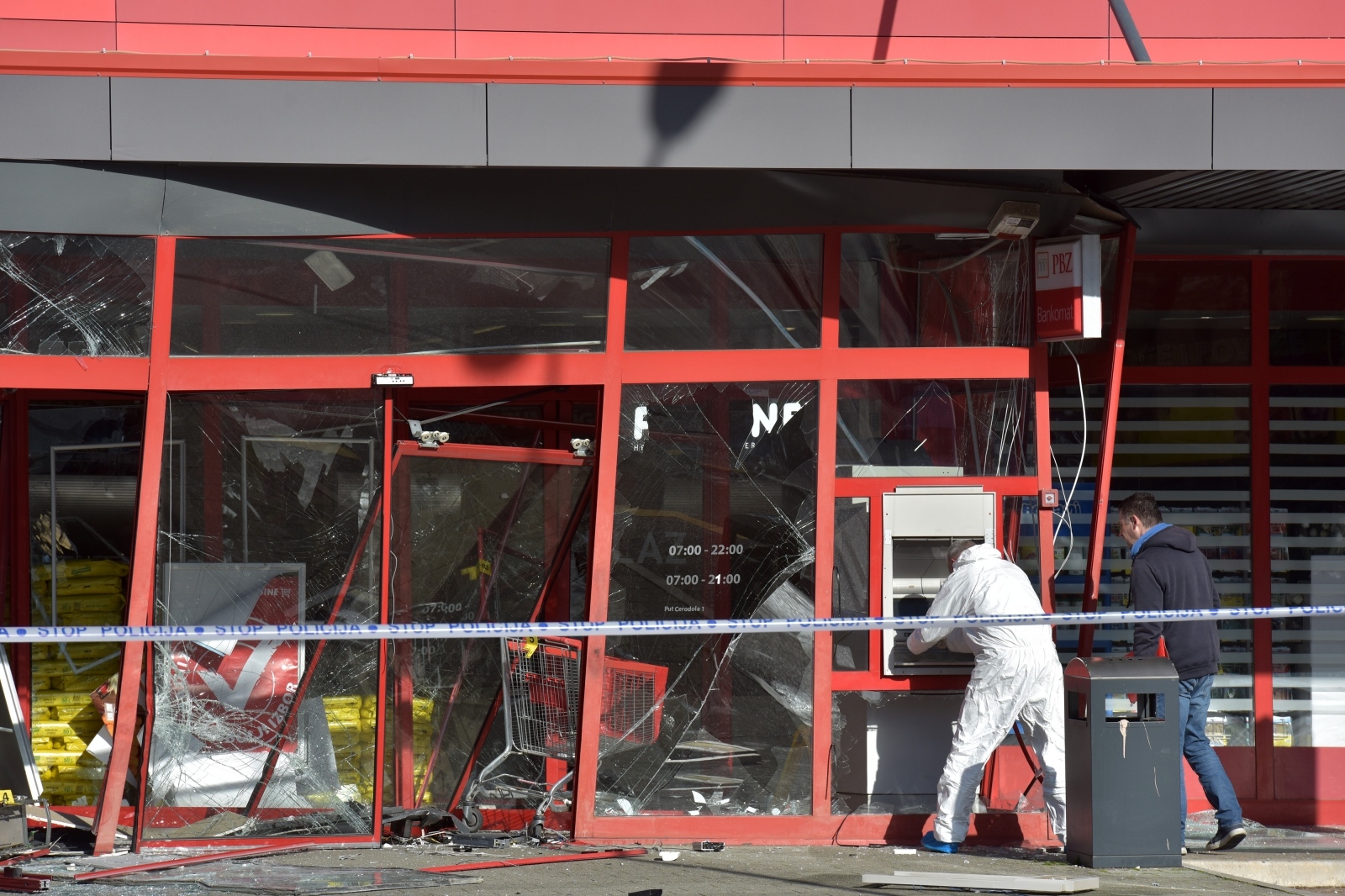 Raznesen bankomat u sklopu Plodina na Žmirićima Raznesen bankomat u sklopu Plodina na Žmirićima