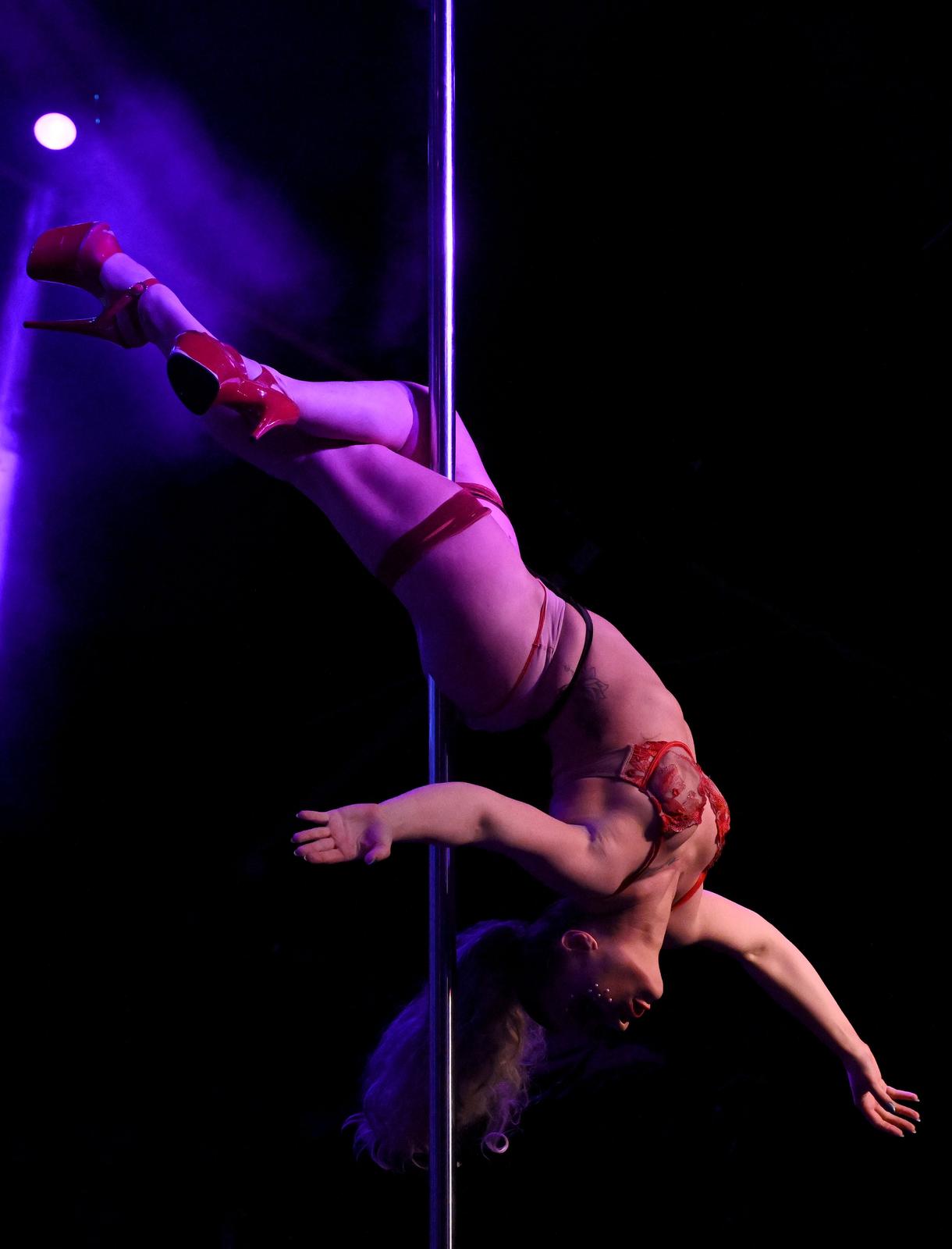 Boogaloo klub: Pole Dance Showcase