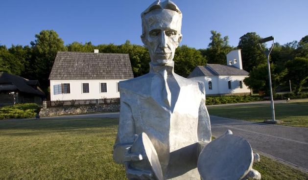 Spomenik Nikole Tesle u Smiljanu