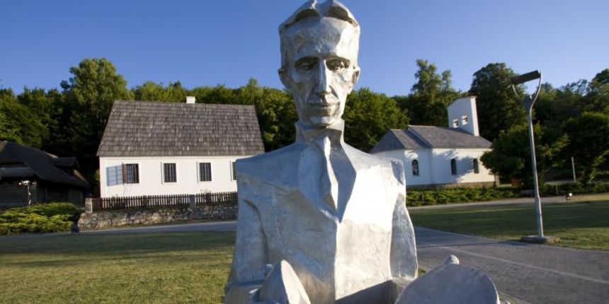 Spomenik Nikole Tesle u Smiljanu