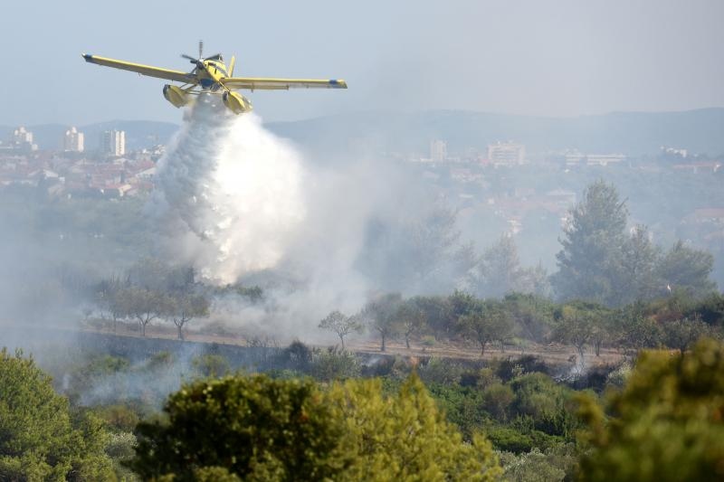 Kanaderi i air tractori gasili požar u blizini dikljanskih kuća i vikendica Kanaderi i air tractori gasili požar u blizini dikljanskih kuća i vikendica