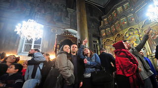 Skopje, 080412.
Nesvakidasnji fenomen prociscavanja fresaka poceo se dogadjati u unutrasnjosti poznate skopske crkve Sveti Velikomucenik Dimitrija. Freske u unutrasnjosti crkve, na kojima se godinama talozio dim od izgorjelih svijeca koje su palili vjerni Skopje, 080412.
Nesvakidasnji fenomen prociscavanja fresaka poceo se dogadjati u unutrasnjosti poznate skopske crkve Sveti Velikomucenik Dimitrija. Freske u unutrasnjosti crkve, na kojima se godinama talozio dim od izgorjelih svijeca koje su palili vjerni