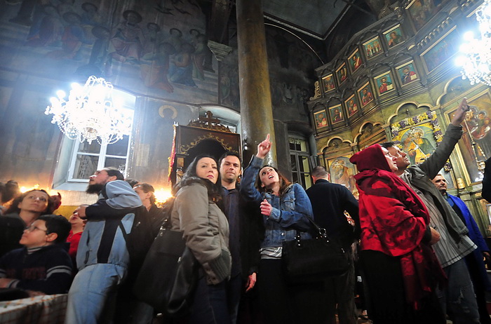 Skopje, 080412.
Nesvakidasnji fenomen prociscavanja fresaka poceo se dogadjati u unutrasnjosti poznate skopske crkve Sveti Velikomucenik Dimitrija. Freske u unutrasnjosti crkve, na kojima se godinama talozio dim od izgorjelih svijeca koje su palili vjerni Skopje, 080412.
Nesvakidasnji fenomen prociscavanja fresaka poceo se dogadjati u unutrasnjosti poznate skopske crkve Sveti Velikomucenik Dimitrija. Freske u unutrasnjosti crkve, na kojima se godinama talozio dim od izgorjelih svijeca koje su palili vjerni