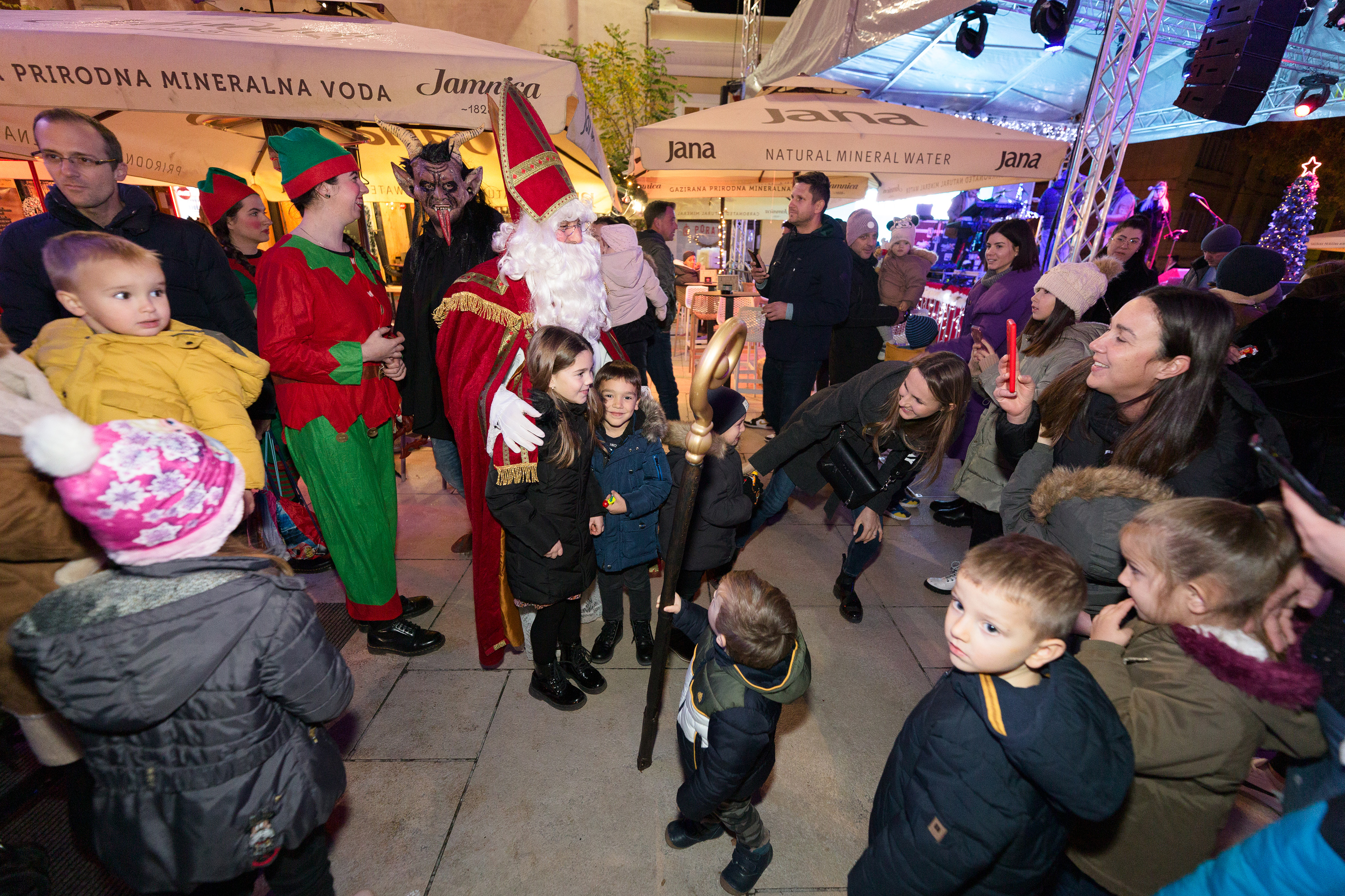 Sveti Nikola i bend Zaratino razveselili i zabavili posjetitelje Sveti Nikola i bend Zaratino razveselili i zabavili posjetitelje