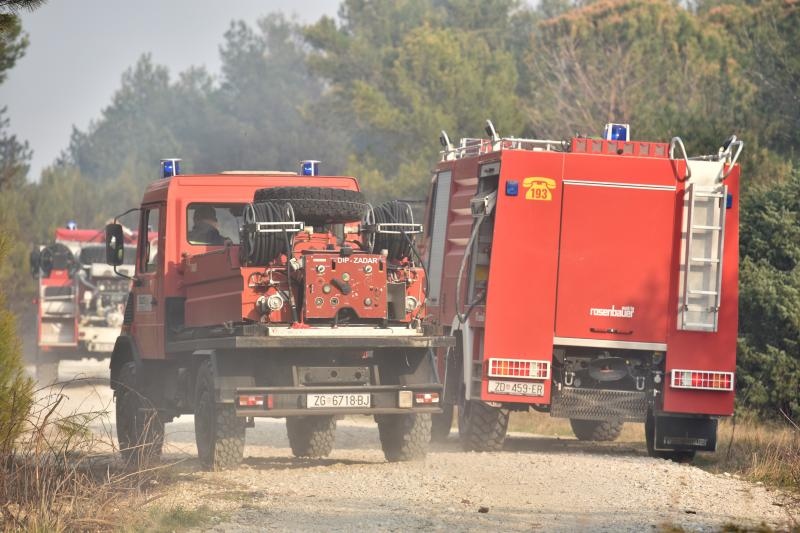 Veliki požar kod Ražanca uz vatrogasce gasili kanader i air tractor
