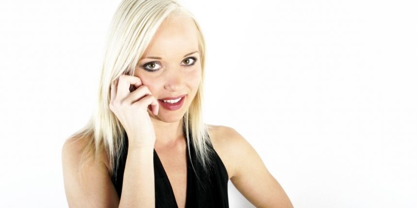 Djevojka s mobitelom