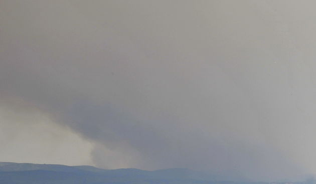 Split, 140711.
Veliki pozar na Bracu u predjelu Blaca. Gusti tamni dim prekrio i veliki dio Splita pa se pepeo moze vidjeti kako leti gradom.
Na slici: pozar snimljen sa kupalista Bacvice u Splitu.
Foto: Jadran Babic / CROPIX