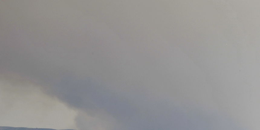 Split, 140711.
Veliki pozar na Bracu u predjelu Blaca. Gusti tamni dim prekrio i veliki dio Splita pa se pepeo moze vidjeti kako leti gradom.
Na slici: pozar snimljen sa kupalista Bacvice u Splitu.
Foto: Jadran Babic / CROPIX Split, 140711.
Veliki pozar na Bracu u predjelu Blaca. Gusti tamni dim prekrio i veliki dio Splita pa se pepeo moze vidjeti kako leti gradom.
Na slici: pozar snimljen sa kupalista Bacvice u Splitu.
Foto: Jadran Babic / CROPIX