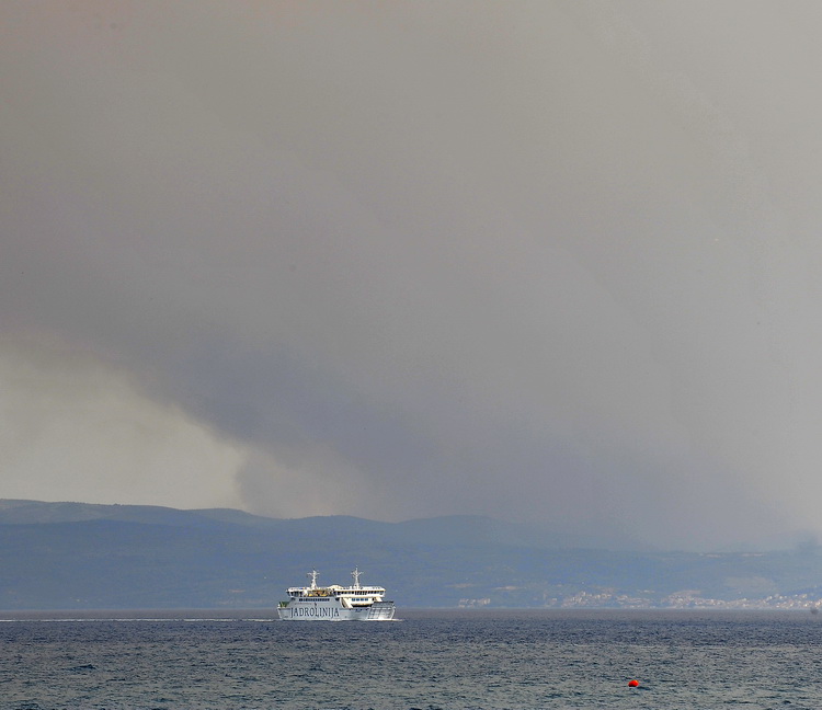 Split, 140711.
Veliki pozar na Bracu u predjelu Blaca. Gusti tamni dim prekrio i veliki dio Splita pa se pepeo moze vidjeti kako leti gradom.
Na slici: pozar snimljen sa kupalista Bacvice u Splitu.
Foto: Jadran Babic / CROPIX Split, 140711.
Veliki pozar na Bracu u predjelu Blaca. Gusti tamni dim prekrio i veliki dio Splita pa se pepeo moze vidjeti kako leti gradom.
Na slici: pozar snimljen sa kupalista Bacvice u Splitu.
Foto: Jadran Babic / CROPIX
