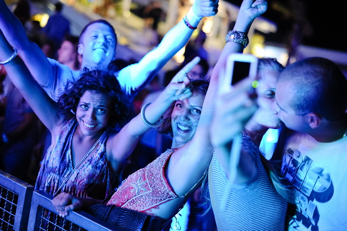 Zrce, Pag, 170812.
Tulumarenje na Zrcu traje danonocno, a najpopularniji su after beach i night party u Aquariusu.
Foto: Goran Telak / CROPIX