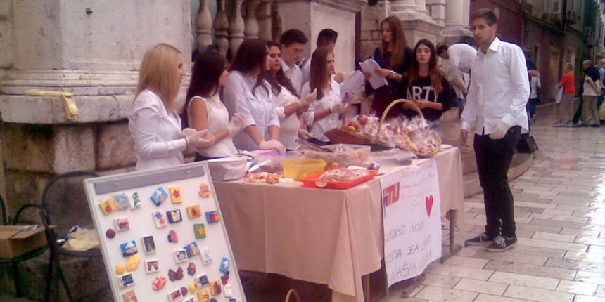 Oni su mladi i puni dobre volje – oni su zadarski volonteri koji su danas, unatoč lošem vremenu, postavili štand na Narodnom trgu kako bi pokrenuli akciju – humanitarnu prodaju slastica pod nazivom ”No cookie left behind” Oni su mladi i puni dobre volje – oni su zadarski volonteri koji su danas, unatoč lošem vremenu, postavili štand na Narodnom trgu kako bi pokrenuli akciju – humanitarnu prodaju slastica pod nazivom ”No cookie left behind”