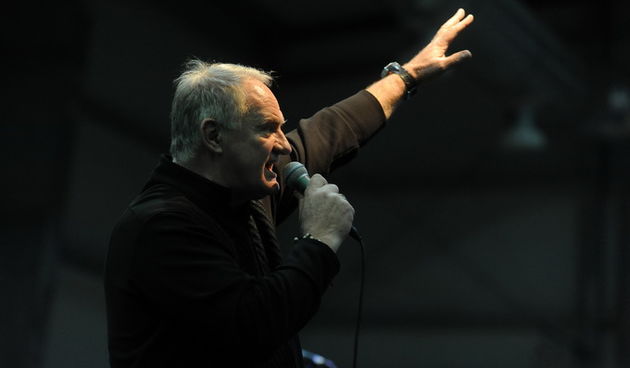 Benkovac, 180313.
23. godisnjica osnutka benkovackog HDZ-a. Na proslavu u skolsku dvoranu OS Benkovac stigao je i Tomislav Karamarko, a zapjevao je Mate Bulic.
Na fotografiji: detalj s obiljezavanja godisnjice; Mate Bulic.
Foto: Luka Gerlanc / CROPIX