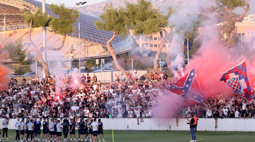 Split: Torcida dala podršku igračima Hajduka na treningu uoči derbija protiv Dinama Split: Torcida dala podršku igračima Hajduka na treningu uoči derbija protiv Dinama