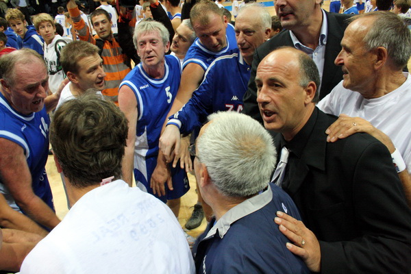 KK Zadar – Real Madrid, umirovljenje dresova 10 (Giuseppe Giergia) i 11 (Kresimir Cosic), Foto; Mladen Malik KK Zadar – Real Madrid, umirovljenje dresova 10 (Giuseppe Giergia) i 11 (Kresimir Cosic), Foto; Mladen Malik
