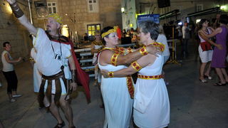 Pag, 280712. 
Pazani i njihovi gosti ove su godine odrzali dvije karnevalske veceri i na kraju spalili mesopusta Marka i bacili ga s mosta u more. Neizostavni dio paskog karnevala je pasko kolo. Izmedju dva svjetska rata (1924. godine) zadarski glazbenik