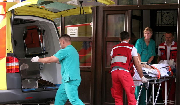Gospic, 230612.
U prevrtanju ceskog autobusa iz grada Brna, jutros oko 4 sata izmedju tunela Krpani i Sveti Rok na auutocesti A1 smrtno je stradalo sedam osoba, a 42 su ozlijedjene. Svi ozlijedeni zbrinuti su u Opcoj bolnici Gospic, a troje kriticnih preb