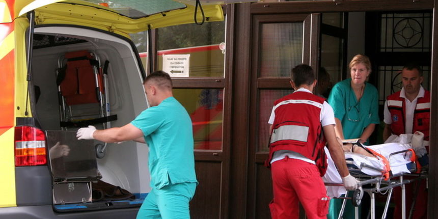 Gospic, 230612.
U prevrtanju ceskog autobusa iz grada Brna, jutros oko 4 sata izmedju tunela Krpani i Sveti Rok na auutocesti A1 smrtno je stradalo sedam osoba, a 42 su ozlijedjene. Svi ozlijedeni zbrinuti su u Opcoj bolnici Gospic, a troje kriticnih preb Gospic, 230612.
U prevrtanju ceskog autobusa iz grada Brna, jutros oko 4 sata izmedju tunela Krpani i Sveti Rok na auutocesti A1 smrtno je stradalo sedam osoba, a 42 su ozlijedjene. Svi ozlijedeni zbrinuti su u Opcoj bolnici Gospic, a troje kriticnih preb