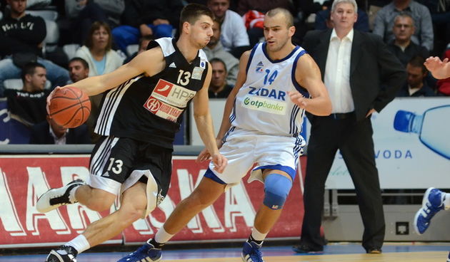 Zadar, 151011.Utakmica 2. kola kosarkaske A1 lige izmedju KK Zadar i KK Svjetlost Brod iz Slavonskog Broda. Utakmica je zavrsila pobjedom Zadra 80-59. Na fotografiji: Matej Karlovic, Ive Ivanov, iza Ales Pipan trener Zadra.Foto: Luka Gerlanc / CROPIX