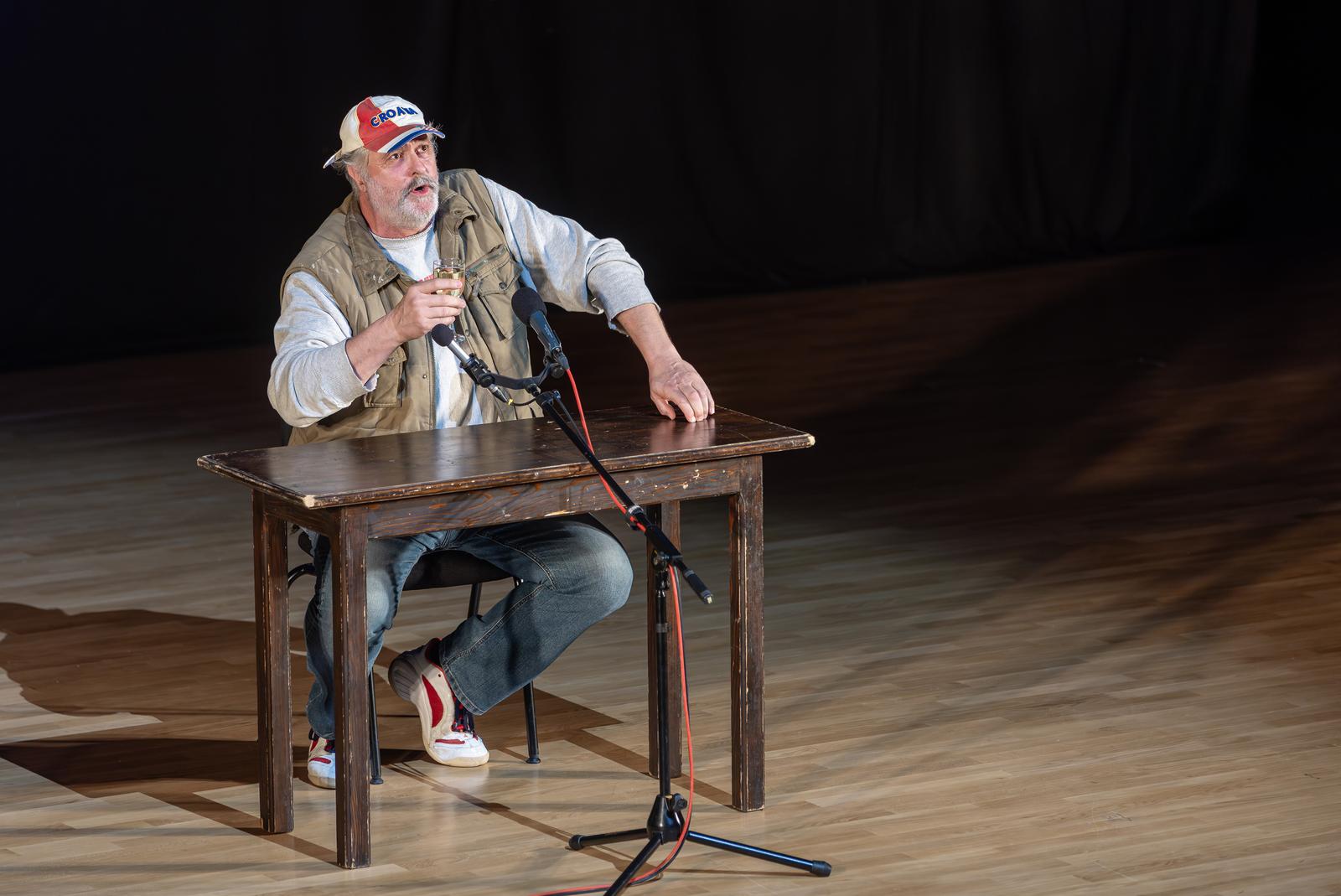Enio Meštrović-Ričard u Osijeku izveo svoju komediju “Oči Uoči Zgospod’non”