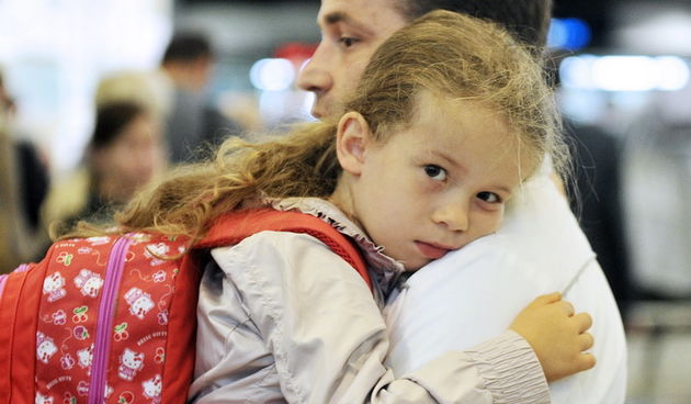 Zagreb, 250912.
Zracna luka Zagreb.
Jutros je iz zagrebacke zracne luke s roditeljima otputovala djevojcica Stephanie Milda (5), koja boluje od teske malformacije mozga.
Za operaciju u Chicagu humanitarnim akcijama i dobrovoljnim prilozima prikupljeno je