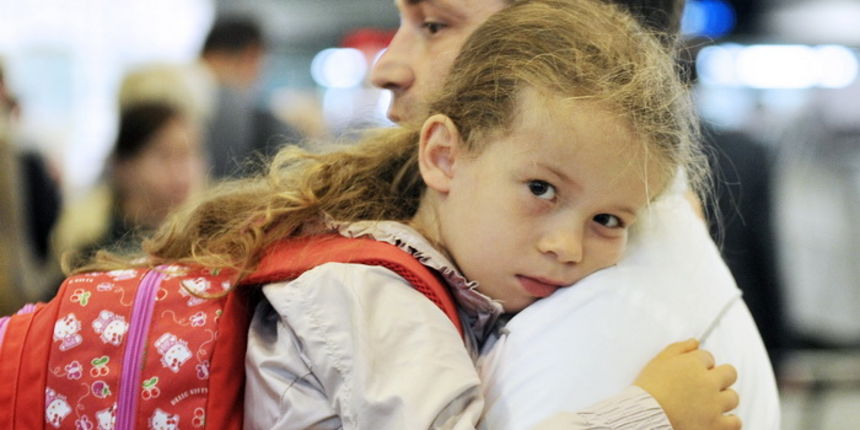 Zagreb, 250912.
Zracna luka Zagreb.
Jutros je iz zagrebacke zracne luke s roditeljima otputovala djevojcica Stephanie Milda (5), koja boluje od teske malformacije mozga.
Za operaciju u Chicagu humanitarnim akcijama i dobrovoljnim prilozima prikupljeno je Zagreb, 250912.
Zracna luka Zagreb.
Jutros je iz zagrebacke zracne luke s roditeljima otputovala djevojcica Stephanie Milda (5), koja boluje od teske malformacije mozga.
Za operaciju u Chicagu humanitarnim akcijama i dobrovoljnim prilozima prikupljeno je