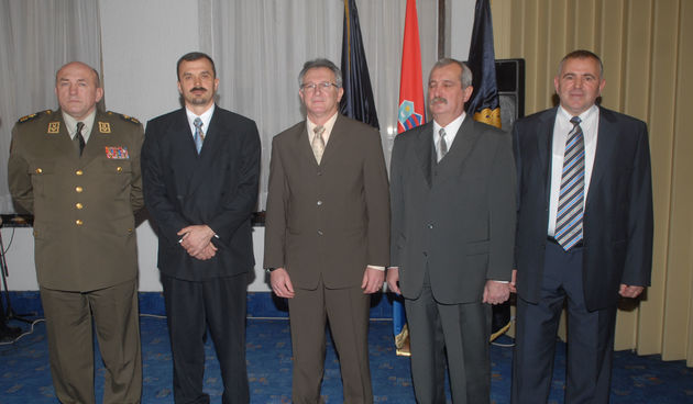 Ademi s umirovljenim kolegama (Foto: Siniša Klarica)