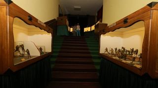 Zbirka od 500-tinjak prepariranih zaba u ljudskim situacijama, smjestena u bivsem kinu Tesla, prema rijecima vlasnika Ivana Medveseka, ne naliazi na dovoljno zanimanje institucija RH pa bi uskoro trebala preseliti u London. Photo: Ivo Cagalj/PIXSELL Zbirka od 500-tinjak prepariranih zaba u ljudskim situacijama, smjestena u bivsem kinu Tesla, prema rijecima vlasnika Ivana Medveseka, ne naliazi na dovoljno zanimanje institucija RH pa bi uskoro trebala preseliti u London. Photo: Ivo Cagalj/PIXSELL