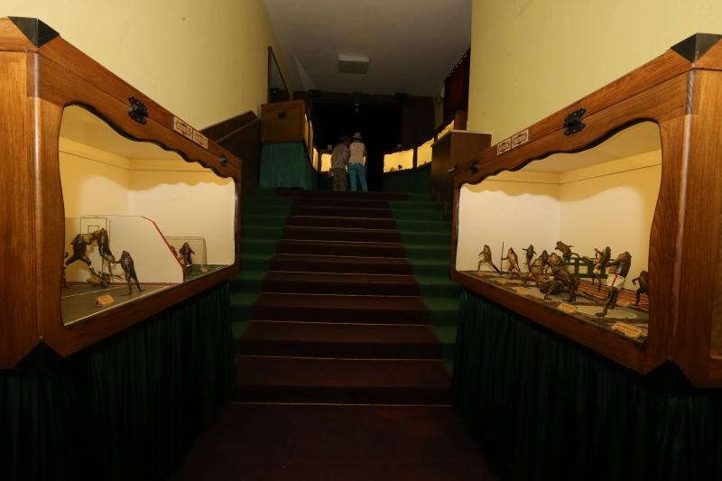 Zbirka od 500-tinjak prepariranih zaba u ljudskim situacijama, smjestena u bivsem kinu Tesla, prema rijecima vlasnika Ivana Medveseka, ne naliazi na dovoljno zanimanje institucija RH pa bi uskoro trebala preseliti u London. Photo: Ivo Cagalj/PIXSELL Zbirka od 500-tinjak prepariranih zaba u ljudskim situacijama, smjestena u bivsem kinu Tesla, prema rijecima vlasnika Ivana Medveseka, ne naliazi na dovoljno zanimanje institucija RH pa bi uskoro trebala preseliti u London. Photo: Ivo Cagalj/PIXSELL