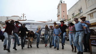 Zadar, 270413
Jos jedan predizborni performans Enia Mestrovica. Ovaj put je na Narodnom trgu glasove “kupovao” porcijama svinjetine.
Na fotografiji: detalj s dogadjaja.
Foto: Luka Gerlanc / CROPIX Zadar, 270413
Jos jedan predizborni performans Enia Mestrovica. Ovaj put je na Narodnom trgu glasove “kupovao” porcijama svinjetine.
Na fotografiji: detalj s dogadjaja.
Foto: Luka Gerlanc / CROPIX