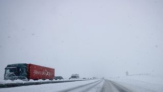 U Lici pada gusti snijeg, zimski uvjeti na cestama U Lici pada gusti snijeg, zimski uvjeti na cestama