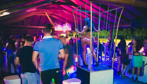 DJ Andrologic @ Cocktail bar Mango, 11.7.2015. (foto: Ivan Toman) DJ Andrologic @ Cocktail bar Mango, 11.7.2015. (foto: Ivan Toman)