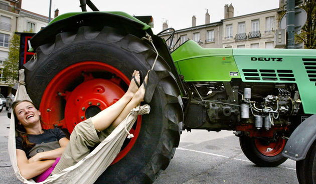 Manon Ossevoort pored traktora (Foto: tv2.no)