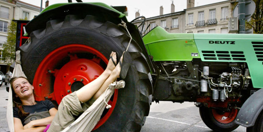 Manon Ossevoort pored traktora (Foto: tv2.no) Manon Ossevoort pored traktora (Foto: tv2.no)