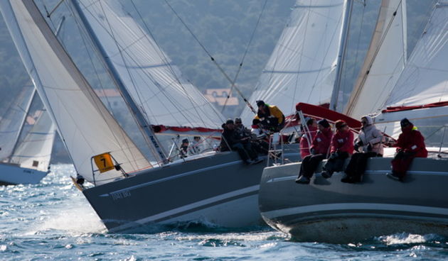 Zadar, 260211.
U Biogradskom akvatoriju se ovoga vikenda odrzava 11. Karnevalska regata. U tri jedrenja natjecati ce se 50-ak brodova.
Na slici: detalj sa subotnjeg jedrenja.
Foto: Vladimir Ivanov / CROPIX