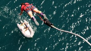 28.6.2014., Maslenica – Gimnasticar Marijo Moznik otvorio je sezonu bungee skokova s Maslenickog mosta. On je izveo dvostruki salto s uronom u more. Photo: Dino Stanin/PIXSELL