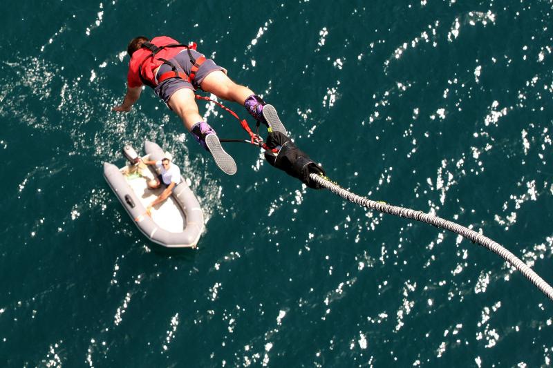 28.6.2014., Maslenica – Gimnasticar Marijo Moznik otvorio je sezonu bungee skokova s Maslenickog mosta. On je izveo dvostruki salto s uronom u more. Photo: Dino Stanin/PIXSELL