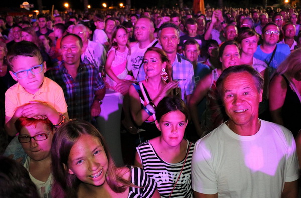 Virsko ljeto 2016: Dražen Zečić Zeko i Banana Band raspjevali i rasplesali Vir