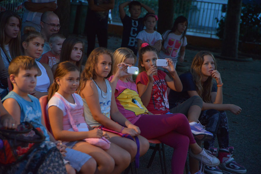 Ružno pače u izvedbi Dragon Teatra Ružno pače u izvedbi Dragon Teatra
