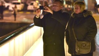 Zadar – U uvali Jazine postavljen je hologramski prikaz bozicne Jelke uz popratne audio vizualne efekte. Projekcija se odrzava do Nove godine svakog popodneva iza 17 sati. Dogadjaj je organizirala tvrtka Parkour media u sklopu manifestacije Advent u Zadru Zadar – U uvali Jazine postavljen je hologramski prikaz bozicne Jelke uz popratne audio vizualne efekte. Projekcija se odrzava do Nove godine svakog popodneva iza 17 sati. Dogadjaj je organizirala tvrtka Parkour media u sklopu manifestacije Advent u Zadru