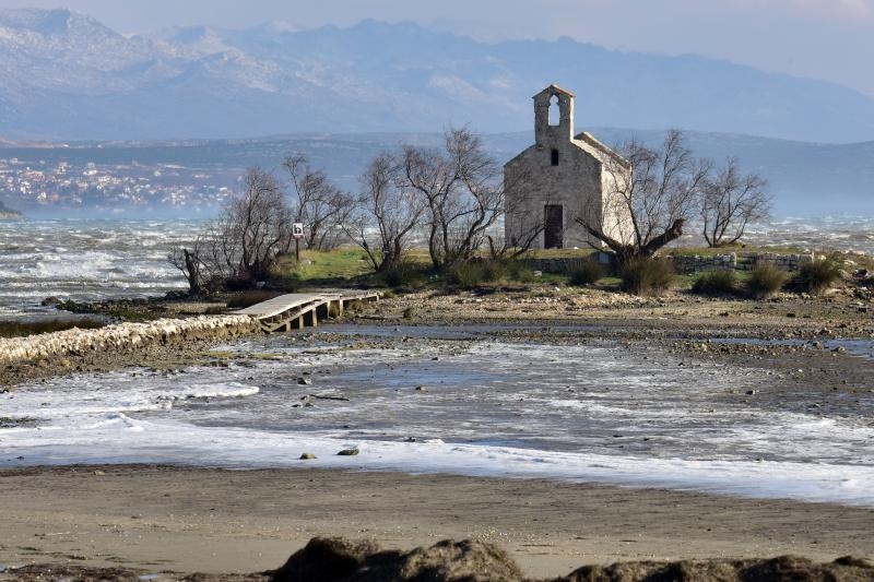 Jaka bura na zadarskom području otežava cestovni i pomorski promet, foto: Dino STanin/PIXSELL Jaka bura na zadarskom području otežava cestovni i pomorski promet, foto: Dino STanin/PIXSELL