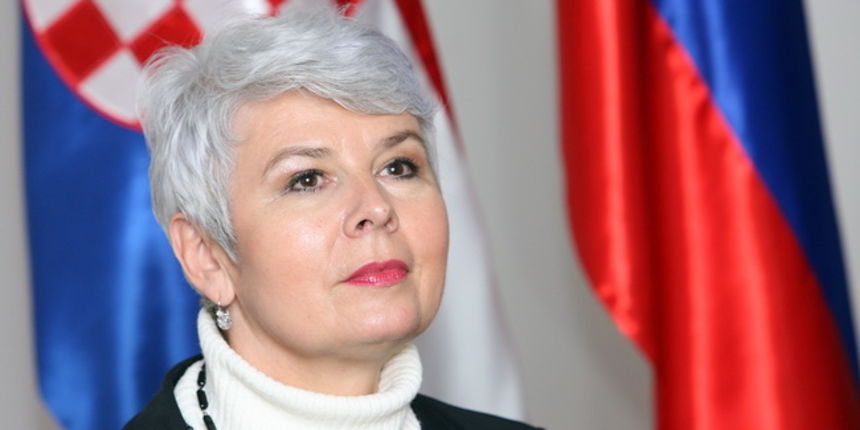 Kranjska Gora, Slovenija, 130110. Premijerka RH Jadranka Kosor sastala se sa slovenskim premijerom Borutom Pahorom u hotelu Miklic u Kranjskoj Gori. Na fotografiji: Jadranka Kosor daje izjavu za medije. Foto: Davor Pongracic / CROPIX Kranjska Gora, Slovenija, 130110. Premijerka RH Jadranka Kosor sastala se sa slovenskim premijerom Borutom Pahorom u hotelu Miklic u Kranjskoj Gori. Na fotografiji: Jadranka Kosor daje izjavu za medije. Foto: Davor Pongracic / CROPIX