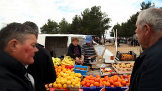 Benkovac, 100313.
Sajam u Benkovcu odrzava se svakog 10. dana u mjesecu. Stoljetna tradicija ucinila je od Benkovackog sajma neizostavni gospodarski i turisticki sadrzaj grada koji svaki put iznova iznenadjuje brojem posjetitelja koji preraste brojku od 1 Benkovac, 100313.
Sajam u Benkovcu odrzava se svakog 10. dana u mjesecu. Stoljetna tradicija ucinila je od Benkovackog sajma neizostavni gospodarski i turisticki sadrzaj grada koji svaki put iznova iznenadjuje brojem posjetitelja koji preraste brojku od 1